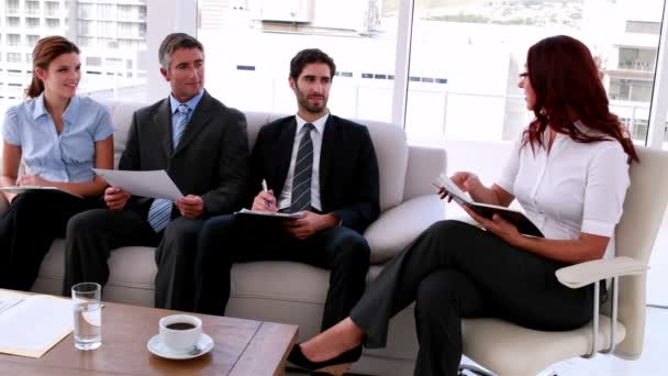 Verksamhet team sitter på soffan med ett möte — Stockvideo