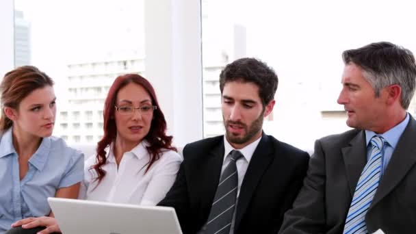 Equipe de negócios sentada no sofá tendo uma reunião — Vídeo de Stock