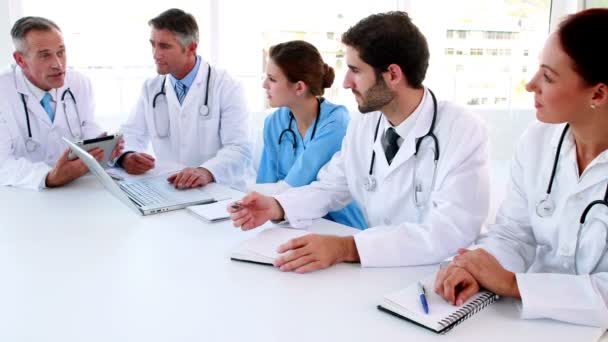 Equipo médico hablando durante una reunión — Vídeo de stock