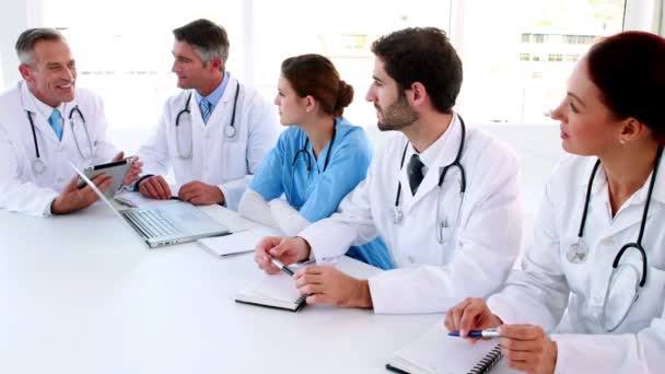 Equipe médica conversando durante uma reunião — Vídeo de Stock