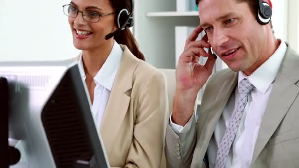 Call center anställda på arbetsplatsen — Stockvideo