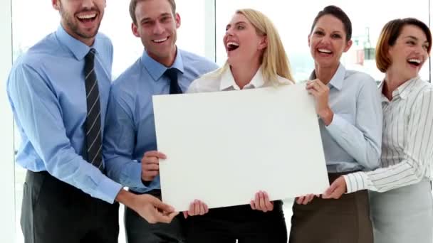 Счастливая бизнес-команда показывает белую карточку — стоковое видео