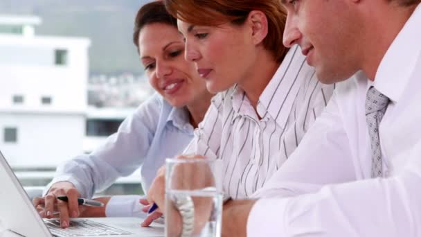 Equipe de negócios trabalhando juntos em uma reunião com laptop — Vídeo de Stock