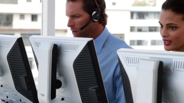 Gelukkig call center medewerkers op het werk — Stockvideo
