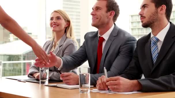 Panel de entrevistas estrechando la mano con el solicitante — Vídeo de stock