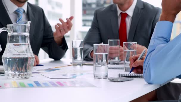 Empresários que trabalham em conjunto na reunião — Vídeo de Stock