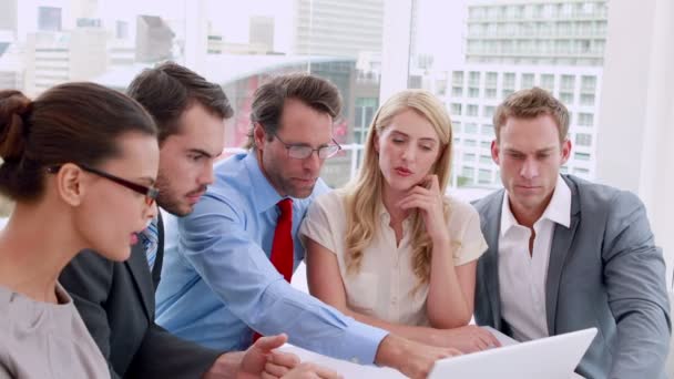 Les gens d'affaires travaillent ensemble à la réunion sur ordinateur portable — Video