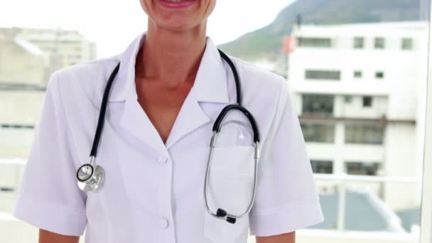 Mooie verpleegster glimlachen naar de camera — Stockvideo