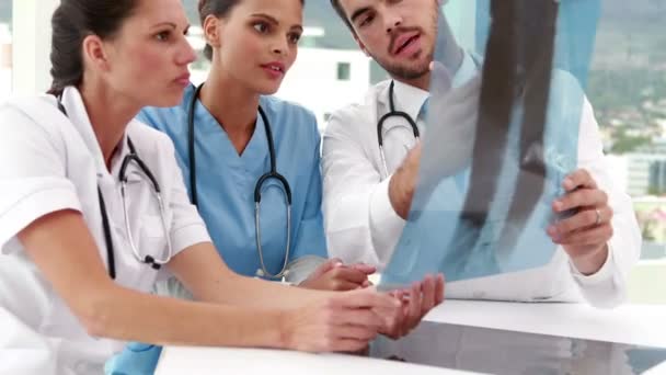Equipe médica olhando para raio-x juntos — Vídeo de Stock