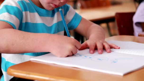 Niño pequeño colorear en el aula — Vídeos de Stock