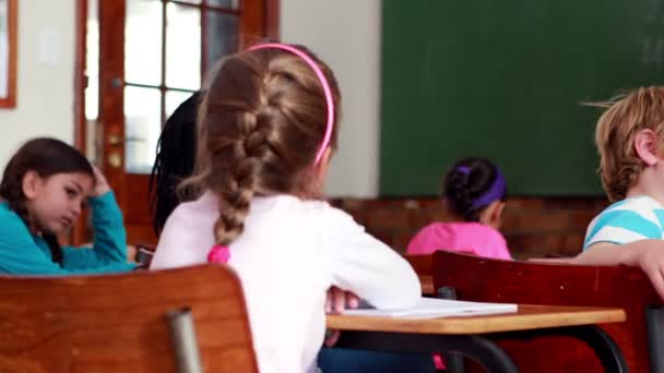 Piccolo ragazzo annoiato che si rivolge alla fotocamera durante la classe — Video Stock