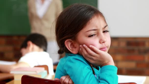 Petite fille réfléchissant fort pendant la classe — Video