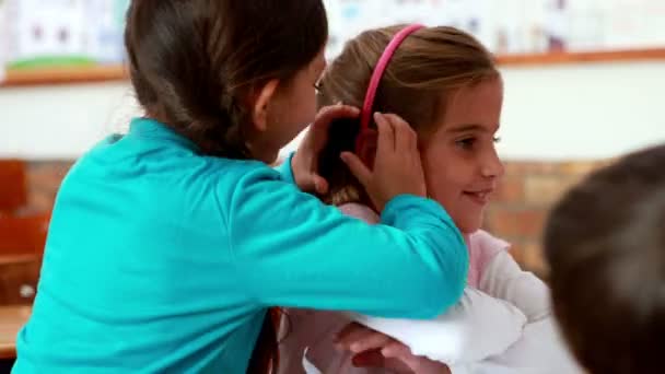 Kleine meisjes vertellen geheimen in de klas — Stockvideo