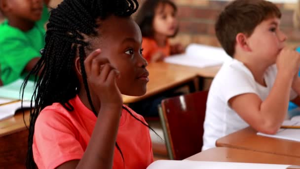 Alunos ouvindo atentamente durante a aula — Vídeo de Stock