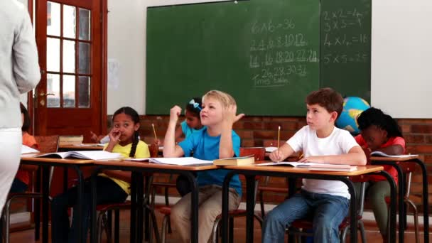 Ученики слушают учителя во время занятий — стоковое видео