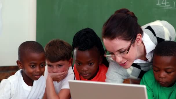 Alunos e professor olhando para laptop — Vídeo de Stock