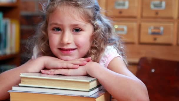 Niña en la biblioteca — Vídeo de stock