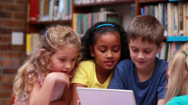 Schüler nutzen den Tablet-PC in der Bibliothek — Stockvideo