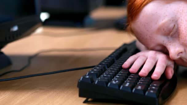 Девочка спит на клавиатуре — стоковое видео