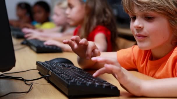 コンピューター クラスの中に小さな男の子 — ストック動画