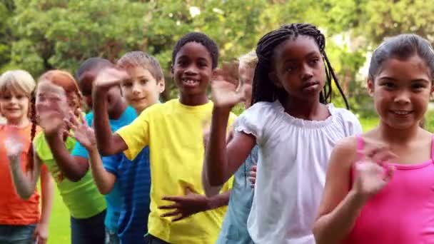 Alunos acenando e sorrindo para a câmera — Vídeo de Stock