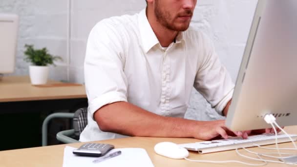 Homem de negócios ocasional trabalhando em sua mesa — Vídeo de Stock