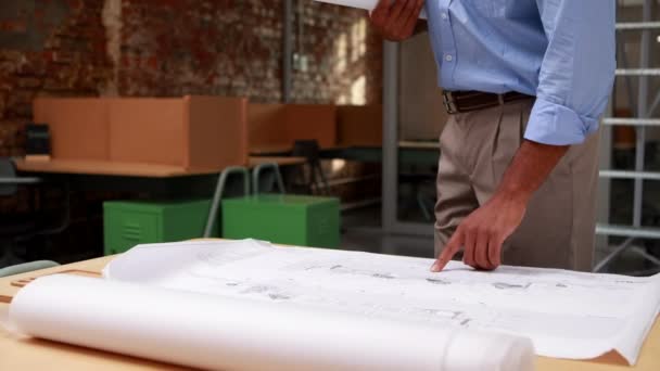 Архитектор изучает чертежи — стоковое видео