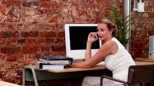 Mujer de negocios hablando en su teléfono inteligente — Vídeos de Stock