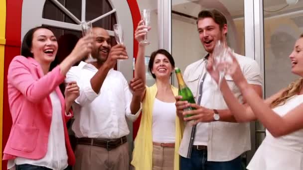 Деловая команда празднует шампанским — стоковое видео