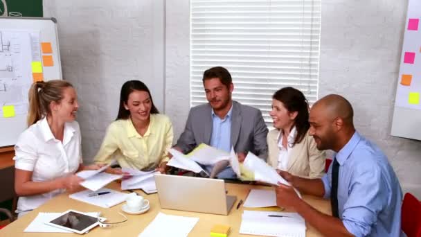 Equipo de negocios lanzando papeles al aire — Vídeos de Stock