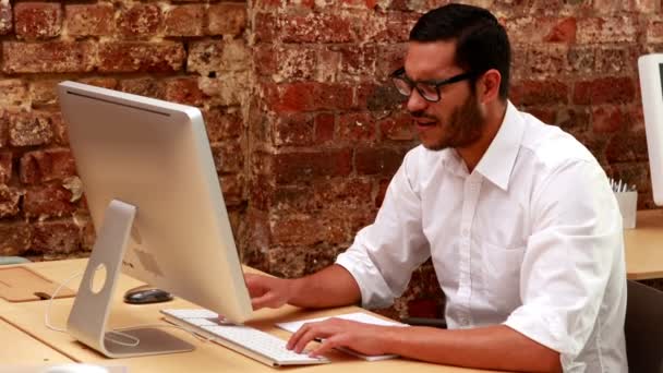 Zakenman achter zijn bureau krijgen gestrest — Stockvideo