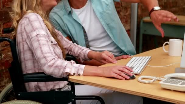 Businesswoman in wheelchair with colleague — Stock Video