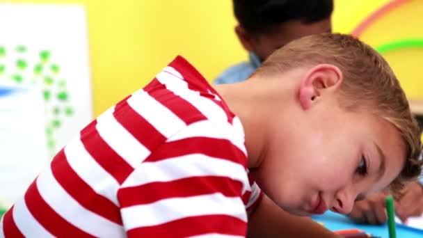 Meninos colorindo em sala de aula — Vídeo de Stock