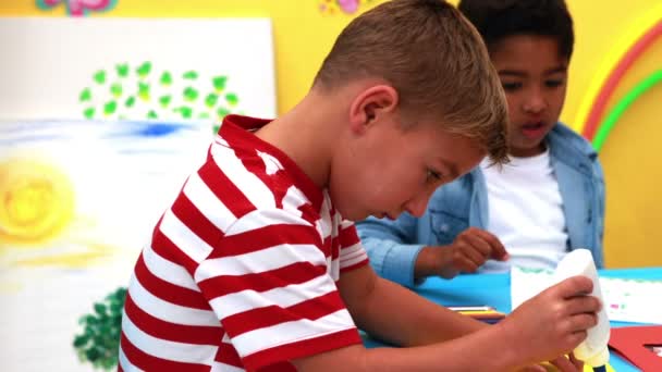 Meninos tendo tempo de arte na sala de aula — Vídeo de Stock