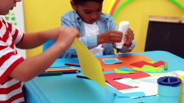 Chicos teniendo tiempo de arte en el aula — Vídeos de Stock