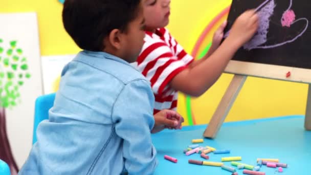 Jungen zeichnen auf Mini-Kreide — Stockvideo