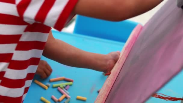 Boys wiping down mini chalkboard — Stock Video