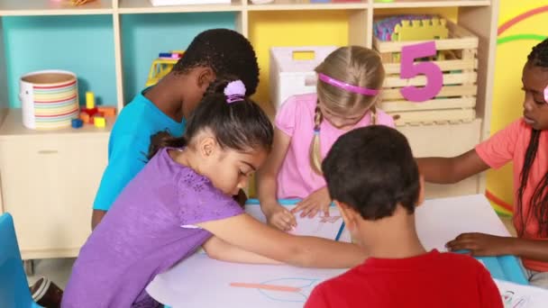 Dibujo de clase preescolar en el aula — Vídeos de Stock