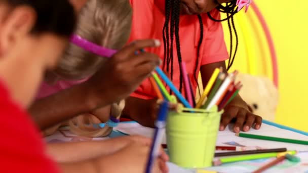 Dibujo de clase preescolar en el aula — Vídeo de stock