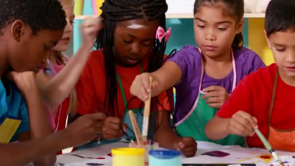 Pintura de clase preescolar en el aula — Vídeo de stock