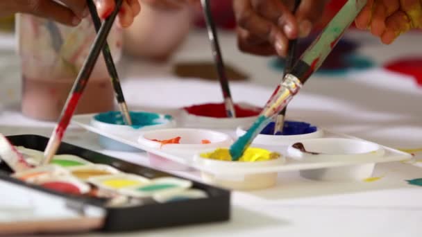 Pintura pré-escolar em sala de aula — Vídeo de Stock