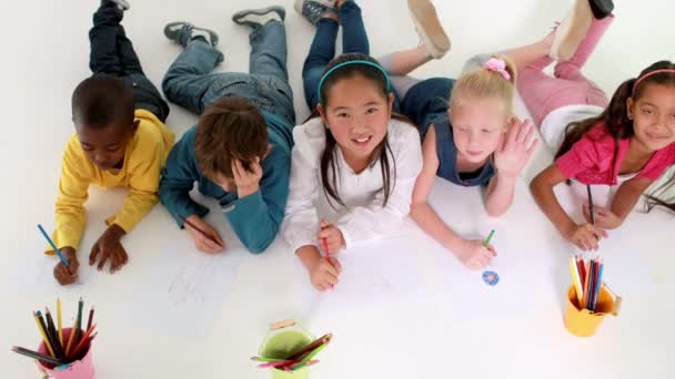 Kinder liegen auf dem Boden Zeichnung auf Papier — Stockvideo