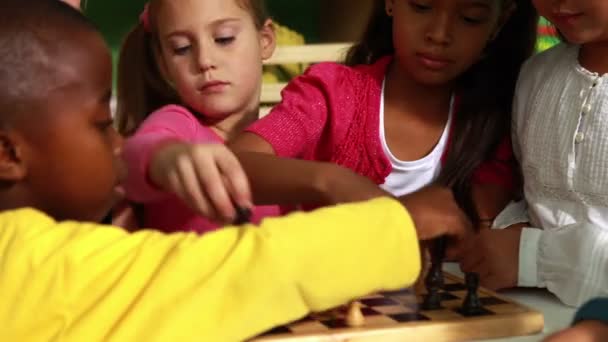 Preschool klasse leren hoe te spelen Schaken — Stockvideo