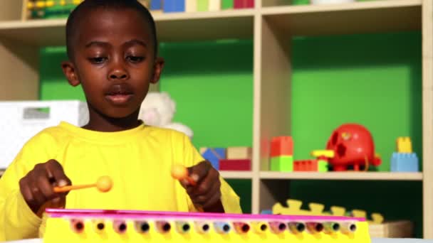 Chlapec hraje xylofon v učebně — Stock video