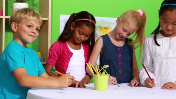 Klassenkameraden malen gemeinsam am Tisch — Stockvideo