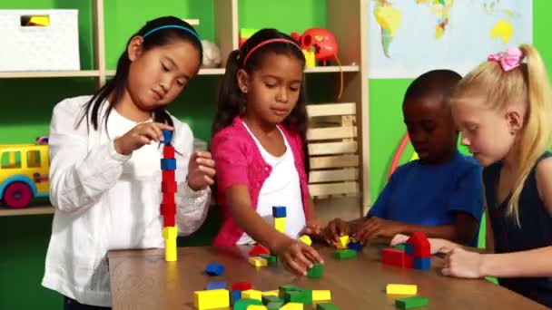 Les camarades de classe jouent avec les blocs de construction — Video