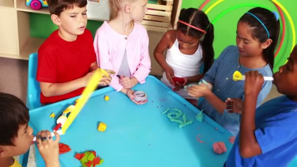 Bonitos colegas de classe brincando com argila — Vídeo de Stock