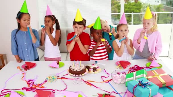 Niños celebrando un cumpleaños juntos — Vídeo de stock