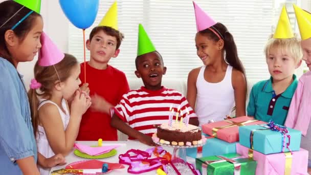 Crianças comemorando um aniversário juntas — Vídeo de Stock