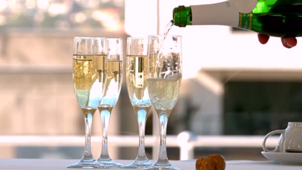 Champagne som hälls i flöjter — Stockvideo